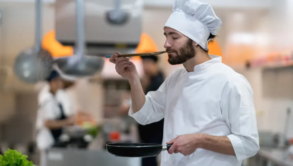 مراقبة طعم المنتجات في المطبخ - بيلا تركي